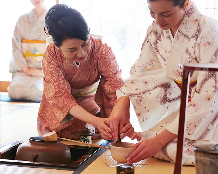 Experience Japanese traditional culture in a charming tea room in Kamakura!